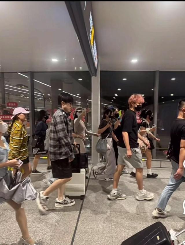 国乒抵达北京，王晨策来接王楚钦，蒯曼发动态，曼昱给小朋友签名