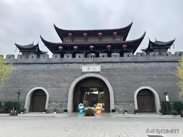 奇了怪了！张家界游客挤爆了，为啥还倒亏3327万？被古城坑惨了？