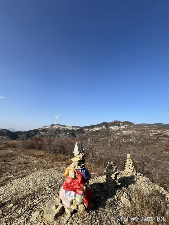 游赏过九鼎山后，我又跑到一户院里“强买”了大爷种在路边的白菜