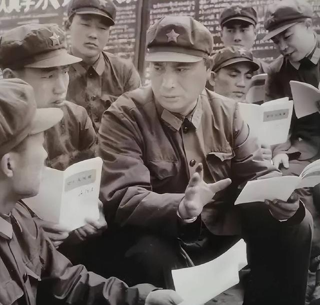 他是中央军委原副主席，55年被授少校军衔，93年又被提拔为上将