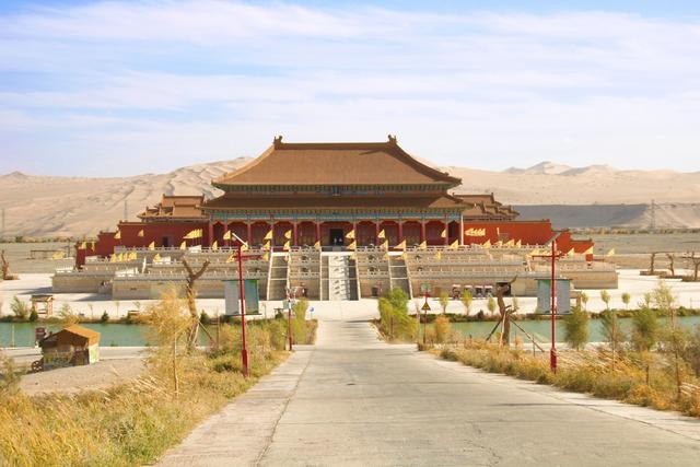敦煌丝路遗产城，戈壁滩上的影视基地，看一场艺术与自然的盛宴
