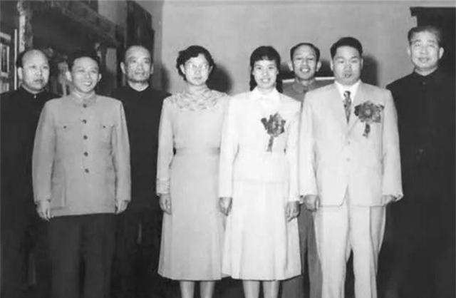 毛岸青晚年常常独自流泪，邵华问及原因，他总是回答：我想妈妈了