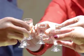 酒桌上倒酒时，对方“敲桌子”就是看不起你？别装懂，免得得罪人图片