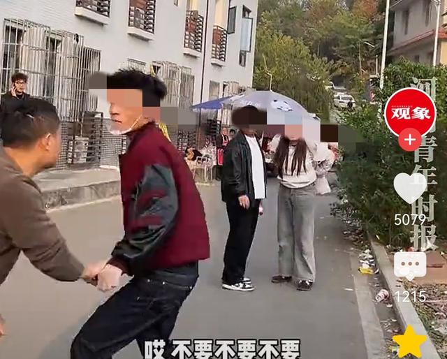 四川大学生摊位被掀翻后续：老摊主被判赔偿2000元	，当场赔礼道歉