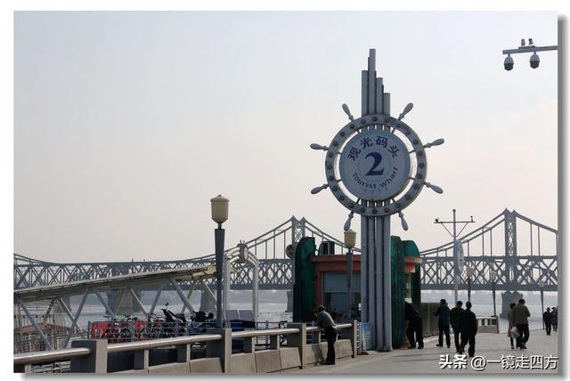 漫步丹东鸭绿江畔，可以隔江望见对岸的朝鲜