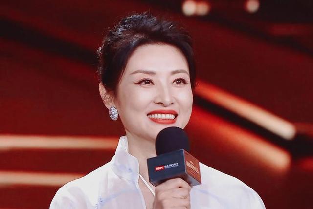 她是“央视一姐”，结婚12年选择离婚，坦然：婚姻给我的尽是痛苦