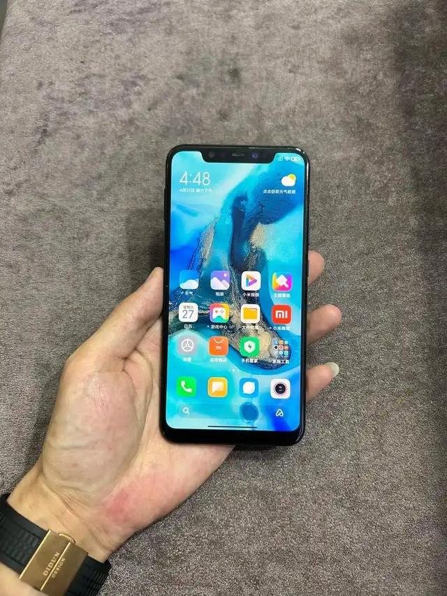 不只是性价比，雷军多次提及iPhone，小米、华为们都在打什么算盘