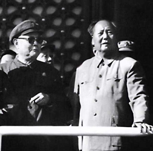 叶剑英为毛主席守灵时，假借见外宾突然离开，私下和一人秘密见面