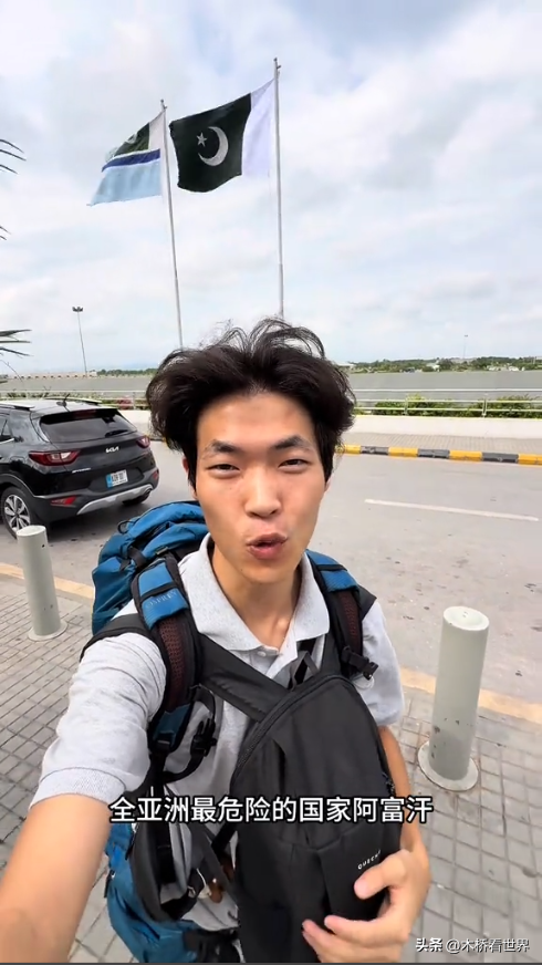 中国小伙游阿富汗，被贫民窟孩子扔石头砸中裆部，终靠塔利班脱困