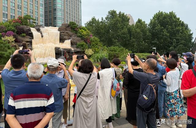 纪念抗战胜利80周年，10组立体花坛扮靓北京长安街，记者带你沉浸式打卡！