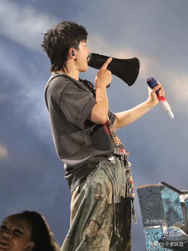 演唱会崩盘？张杰一招"神操作"，数万人集体狂欢，这才是真顶流！