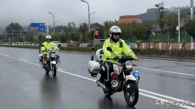 麦积烟雨最动人，雨天服务更暖心 麦积山暖心服务保障游客“烟雨之旅”
