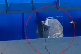 水上乐园更衣室偷拍丑闻，女子发声：我看到了他们猥琐的笑容图片