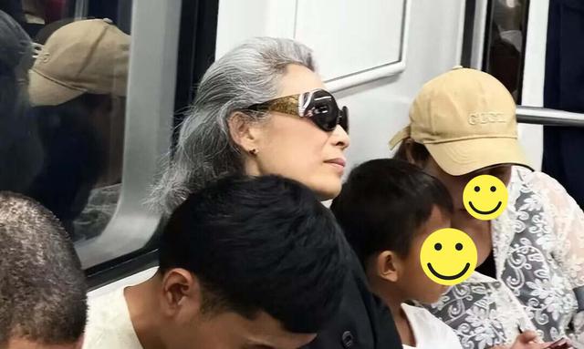 又被北京“地铁奶奶”惊艳到！白发不染，不穿老年装，美得太高级