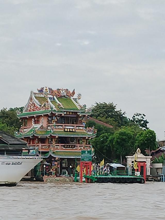 湄南河上，撞见曼谷的双面风情