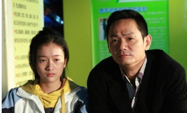 16年前，他在爱妻葬礼上哭到昏厥发誓永不再娶，如今怎么样了？