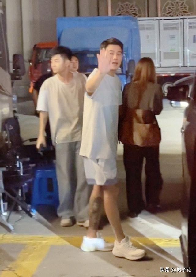 福建偶遇欧豪下班，他身材高挑健壮，穿着白T恤，运动裤，太帅了