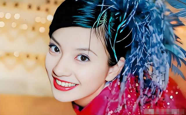 落毛的凤凰不如鸡？前途尽毁、家也散了，但好在赵薇还有一个靠山