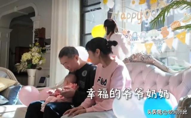 水均益泉州给女儿带娃	，与前妻18年后再同框，主动搭话对方却不理