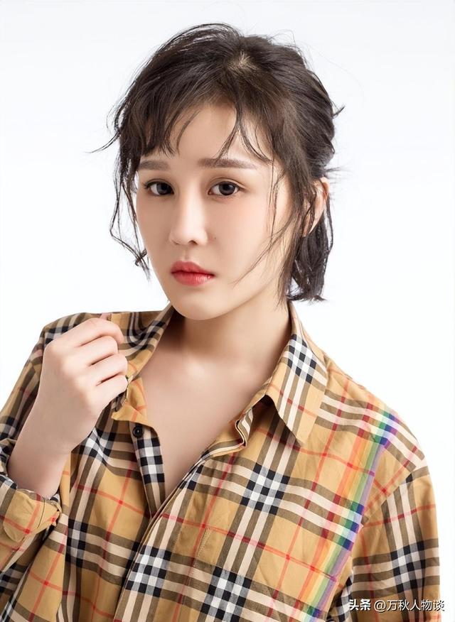 有钱有什么用?68岁赵本山近况曝光	，三人打伞伺候，女儿是心头病