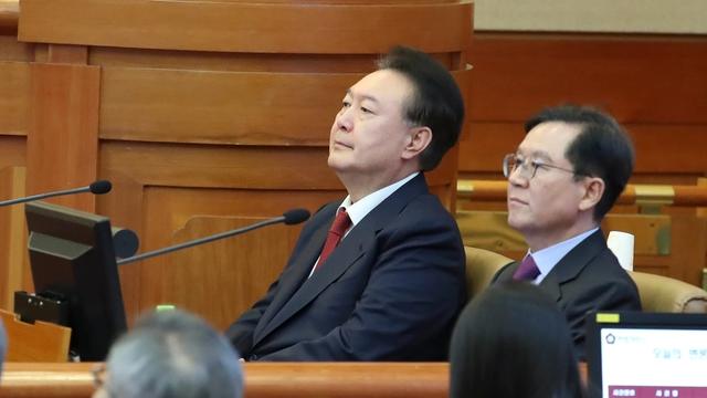 一听有机会出去，尹锡悦立马变脸，只要不被判死刑，他都愿意配合