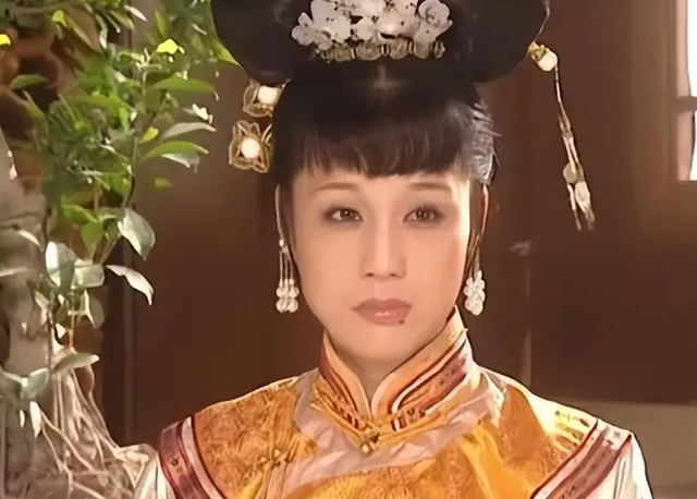她长得太美被导演“据为己有”，同居27年没证没娃，63岁不治身亡