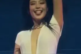 韩国女团成员jennie在个人演唱会，性感暴露大跳热舞图片