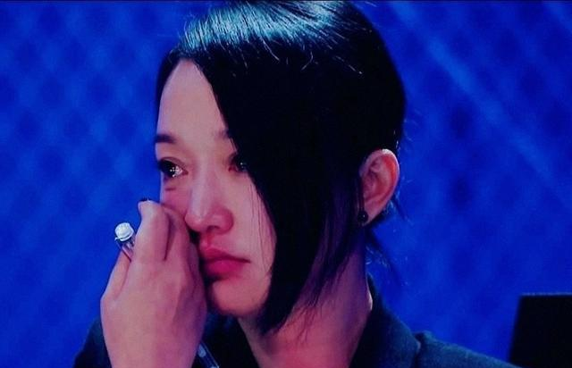 50岁周迅头发花白，抿嘴模样一脸沧桑认不出，无儿无女成最大缺憾