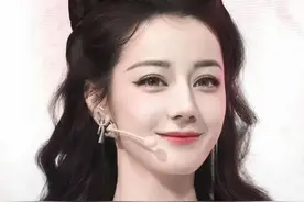 热巴玛丽猫造型代言MOTO品牌，娇俏可爱，把女主持人秒了。图片