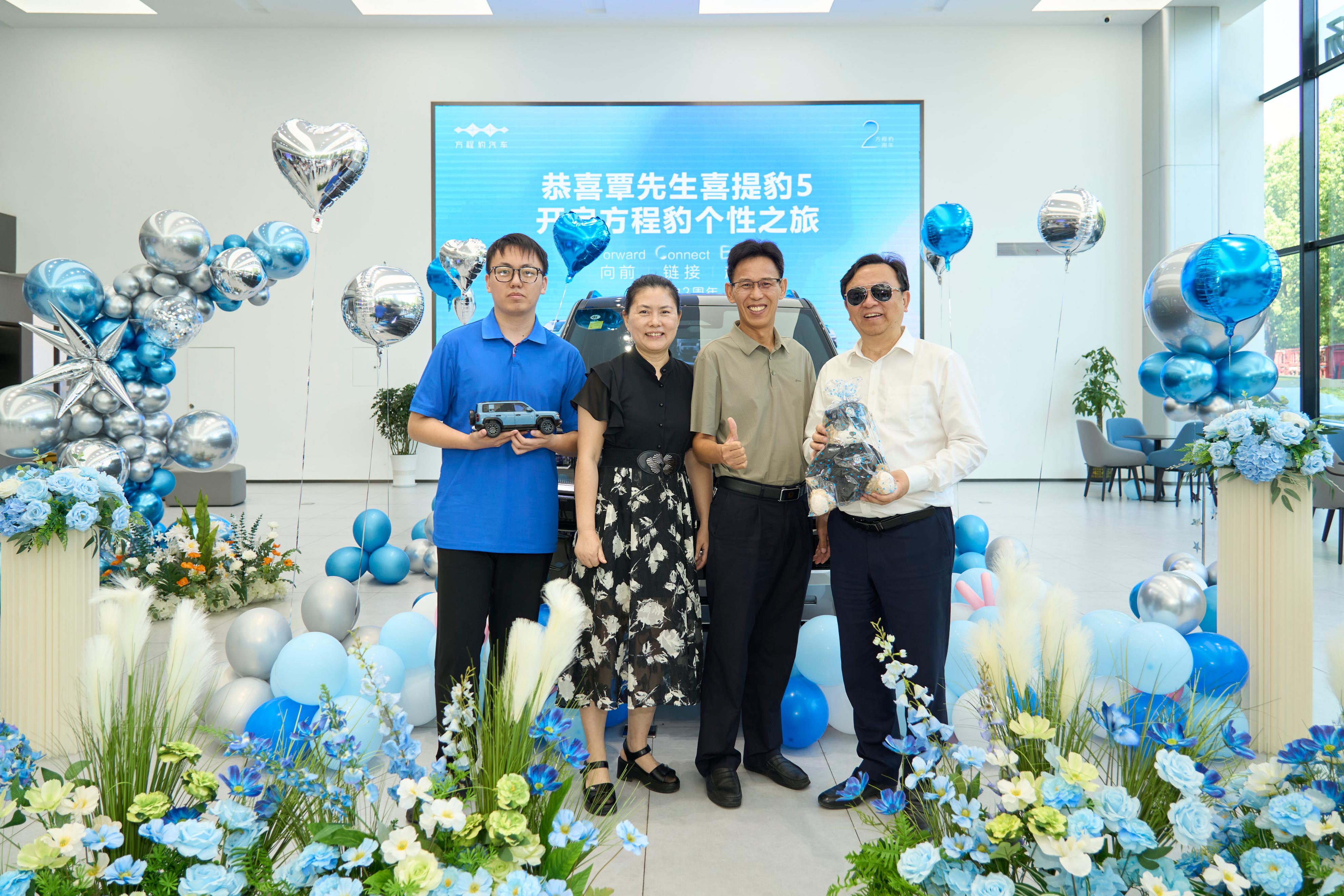 戴墨镜的船夫哥,奔赴河南、湖北只为见方程豹车主!