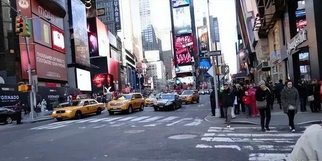 中美游客的时空错位：一个带着怀旧滤镜来，一个带着未来眼镜走