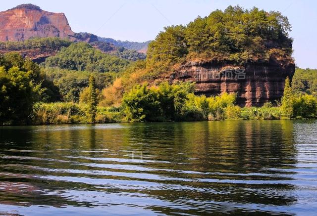 广东北部的锦江，其流域内有丹霞山