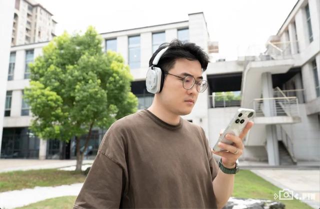 往手机里塞灯带的潮牌，又出了个怪耳机