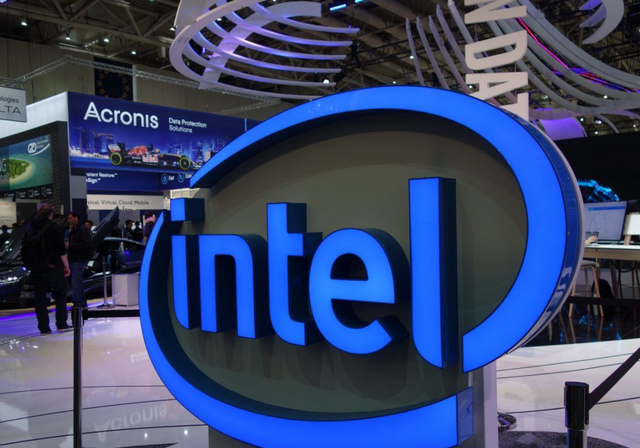 英伟达交 15%“保护费”，苹果送金摆件！特朗普咋总薅科技羊毛？