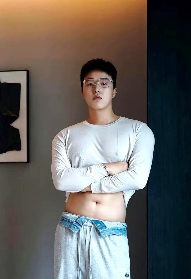 他练的不是肩背，而是让人安心的力量感。