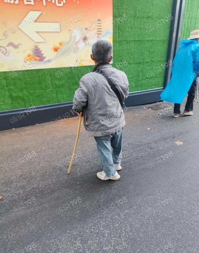 他在新昌乞讨，至少20年了吧！有多少友友看过他