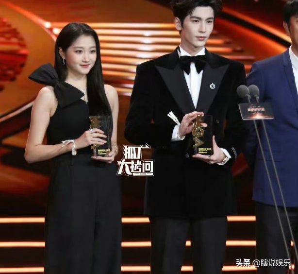 分手传闻仅7月，关晓彤高调官宣喜讯，全网恭喜，终于等到这一天