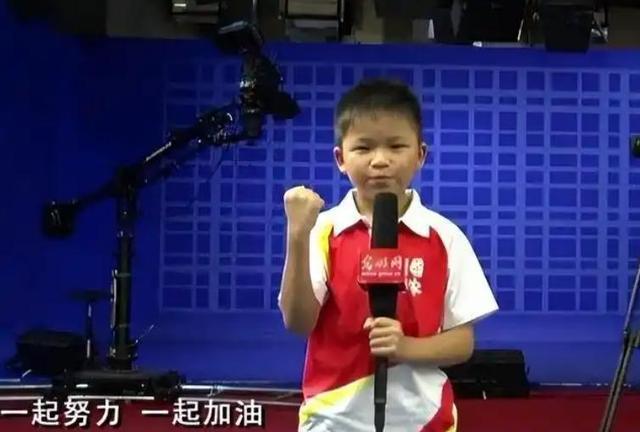 被姚明抱着上奥运的抗震小英雄，曾发誓考上清华，16年后成了这样