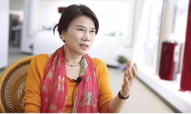 董明珠逛成都太古里，穿粉装大笑毫无架子，70多岁仍在拼事业