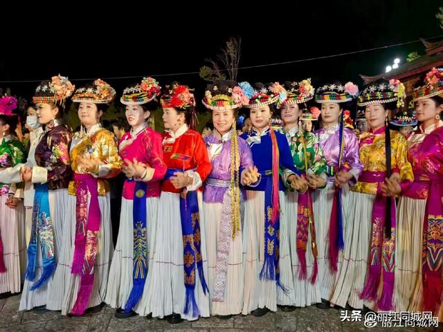 泸沽湖的“夜名片”！甲搓舞才是打开的正确方式