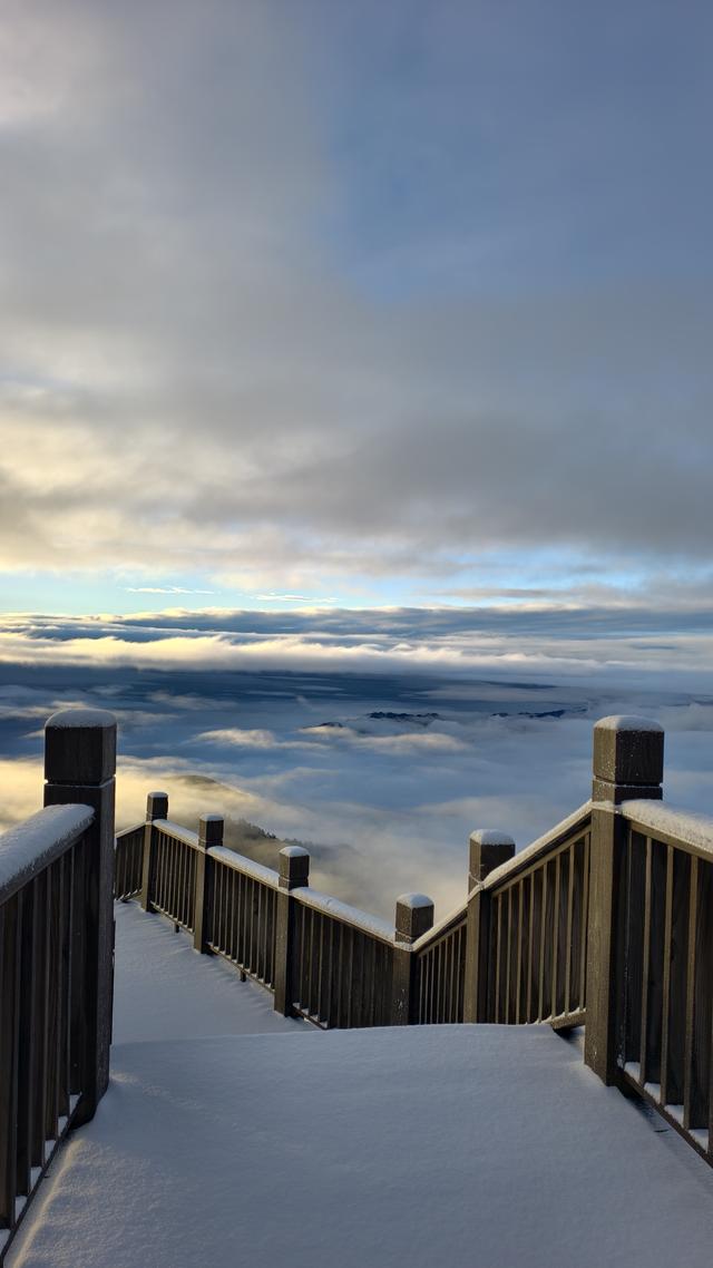 西岭雪山降下成都的第一场雪，雪山阳光同框 “阳光映雪” 专属上线，后山滑雪场11月30日前免门票