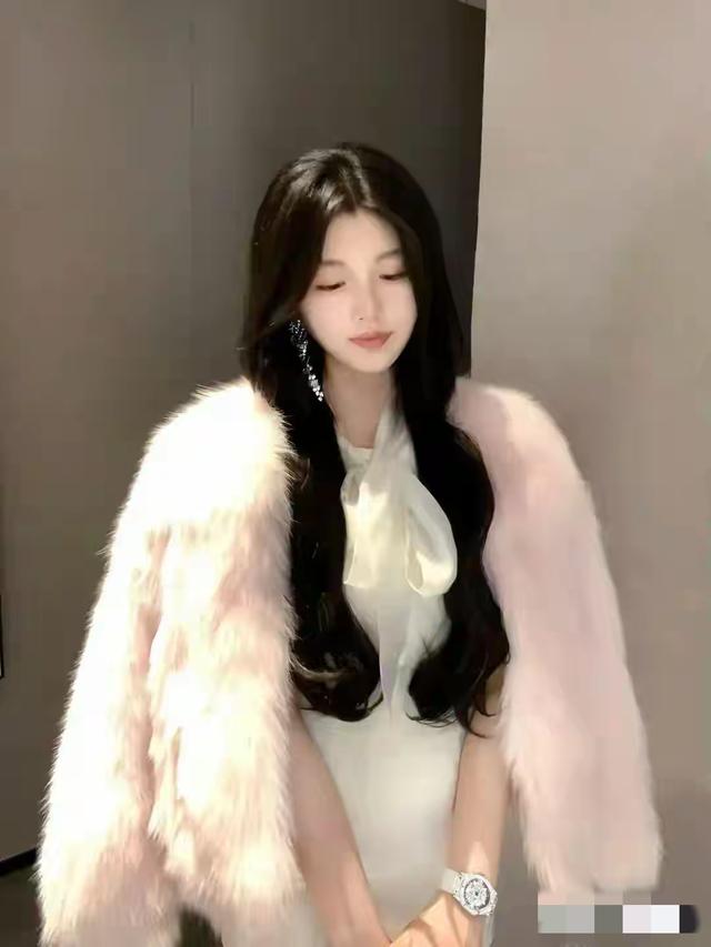 山东临沂一校花仙姿玉色，堪称上帝吻过的容颜，美得让人移不开眼