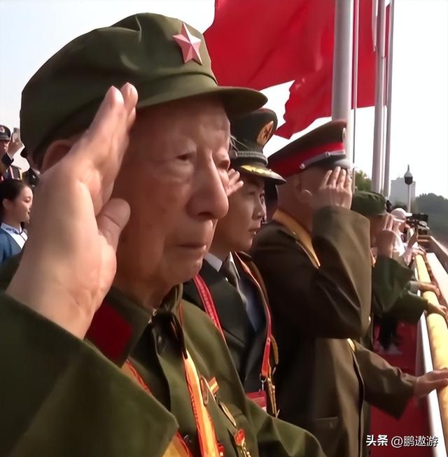 被央视怒批、脑袋空空，德不配位，难怪阅兵从不邀请“流量”明星