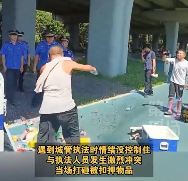 山西父子摆摊仅赚5元见执法人员情绪激动起冲突，城管处罚后月入6000，父子写6页感谢信表白深圳城管