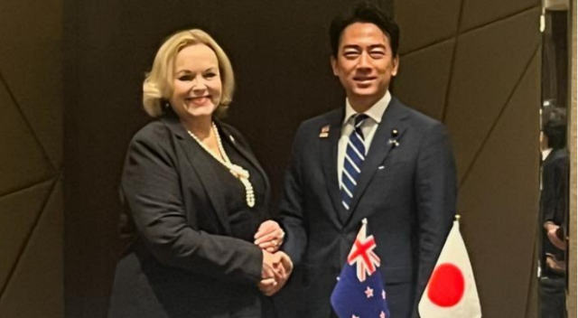 日本签字了，高市对华开“第二枪	”，新西兰也凑热闹	，解放军上场