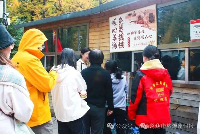 芦芽山国庆假期人气爆棚 红色氛围与秋日风光引客来