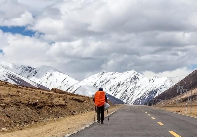 马斯科说未来有钱没钱都一样，连工作也可有可无，普通人该咋生存