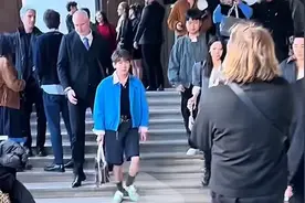 24岁王源巴黎看秀身高太矮，为显高踮脚走路，网友辣评：像小学生图片