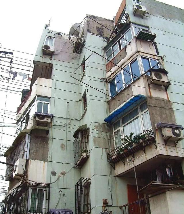 中央定调：住在30年以上老小区的人有福了	，预计5000万人将受益！