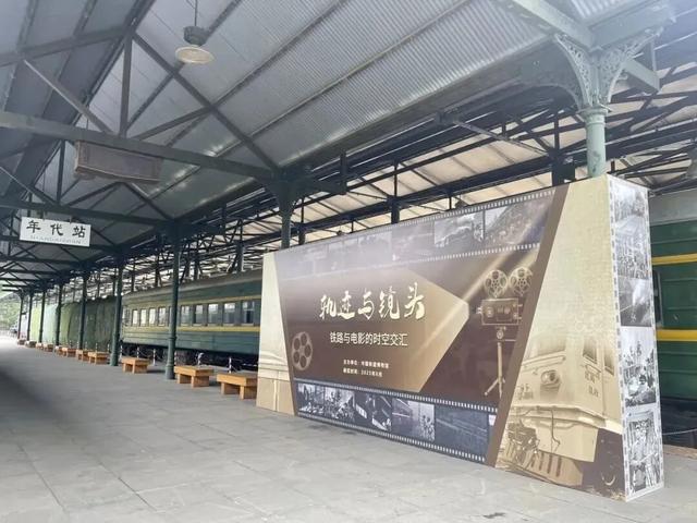 来这里！跟“国庆号”机车合影！